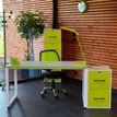 Bureau droit MT1 Elégance - L120 x P67 x H75 cm - pieds blancs - plateau blanc chants vert